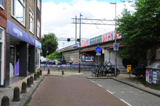 904643 Gezicht in de Dijkstraat te Utrecht, met rechts het spoorviaduct over de Amsterdamsestraatweg.